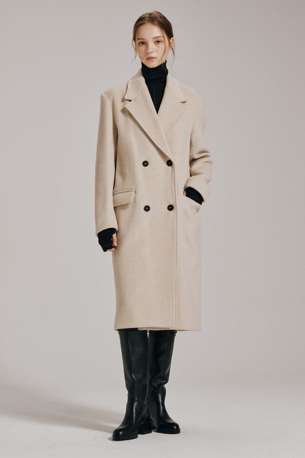 부드러운 캐시미어 소재의 더블 버튼 코트입니다. 라이트 베이지 컬러로, 미니멀하면서도 클래식한 스타일을 연출합니다. 숄더 라인을 강조하는 디자인과 테일러드 칼라가 특징이며, 오버핏으로 편안하게 착용할 수 있습니다. 가을, 겨울 시즌에 오피스룩, 모임룩 등 다양한 TPO에 활용하기 좋습니다. 긴 소매 기장의 두꺼운 두께감으로 따뜻함을 더했습니다.
