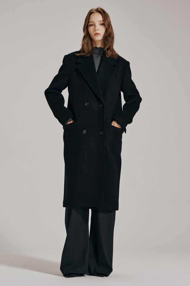 캐시미어 더블 버튼 코트 - 블랙은 부드러운 촉감과 보온성을 자랑하는 여성용 롱 코트입니다. 미니멀하고 클래식한 디자인으로 오피스룩, 출근룩, 모임룩 등 다양한 TPO에 활용하기 좋습니다. 고급스러운 캐시미어 소재와 롱 기장, 오버핏으로 세련된 스타일을 연출하며, 더블 버튼 여밈과 노치드 라펠 디테일이 특징입니다. 가을과 겨울 시즌에 시크하고 세련된 스타일을 완성해 보세요.
