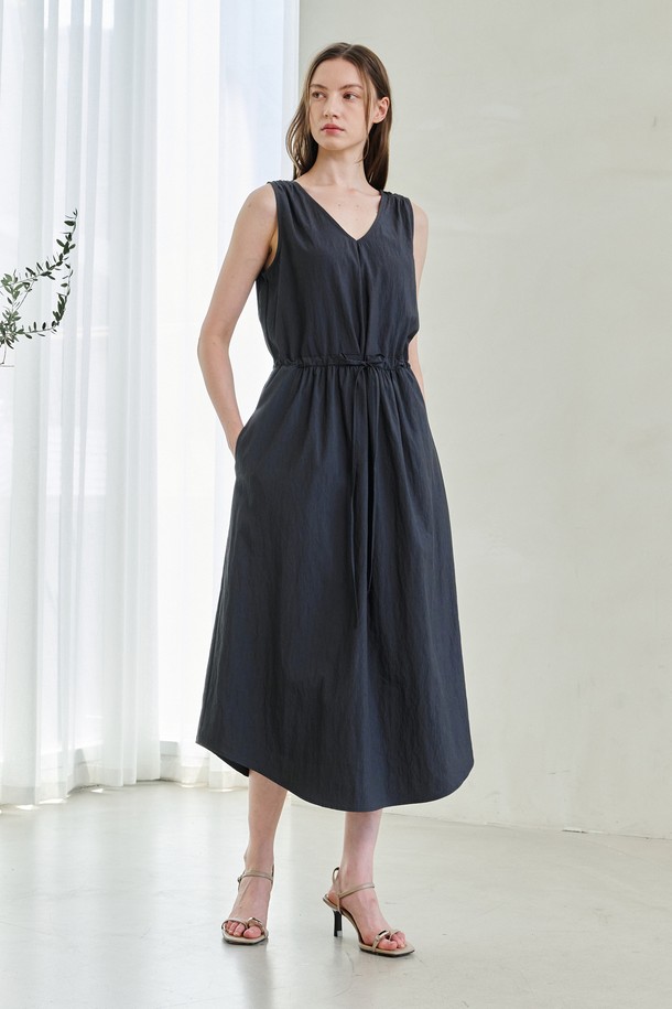 NOUVE - 민소매 원피스 - V Neck Waist String dress Set Up - Dark Gray