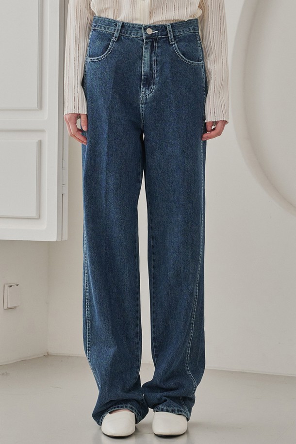 네이비 색상의 스트레이트 스티치 데님 팬츠는 여성들을 위한 베이직하고 캐주얼한 스타일의 긴 바지입니다. 힙부터 일자로 떨어지는 스트레이트 핏으로 모던한 실루엣을 연출하며, 봄, 가을 계절에 적합합니다. 부드러운 면 소재로 제작되어 편안한 착용감을 선사하며, 워싱 가공으로 자연스러운 멋을 더했습니다. 일상복으로, 또는 가을 나들이룩으로 활용하기 좋은 아이템입니다.
