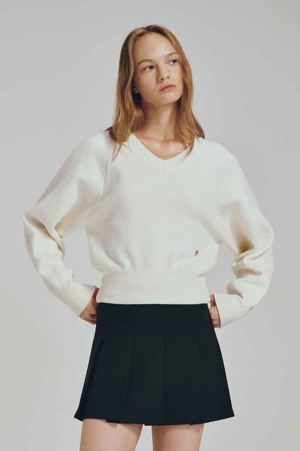 아이보리 울 브이넥 니트는 여성스러운 실루엣을 돋보이게 하는 베이직하고 미니멀한 스타일의 니트입니다. 가을과 겨울에 따뜻하게 착용할 수 있으며, 일상, 오피스룩, 모임룩 등 다양한 TPO에 활용하기 좋습니다. 부드러운 촉감의 울, 나일론, 캐시미어, 폴리에스테르 혼방 소재로 제작되어 편안한 착용감을 선사합니다. 하이덴시티 니트 패턴과 메탈 로고 디테일이 은은한 포인트를 더하며, 비침 없이 레귤러핏으로 깔끔하게 떨어지는 핏을 연출합니다. 신축성이 뛰어나 활동성이 좋고, 보온성을 높여 추운 날씨에도 따뜻하게 입을 수 있습니다.
