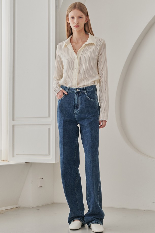 네이비 색상의 스트레이트 스티치 데님 팬츠는 여성들을 위한 베이직하고 캐주얼한 스타일의 긴 바지입니다. 힙부터 일자로 떨어지는 스트레이트 핏으로 모던한 실루엣을 연출하며, 봄, 가을 계절에 적합합니다. 부드러운 면 소재로 제작되어 편안한 착용감을 선사하며, 워싱 가공으로 자연스러운 멋을 더했습니다. 일상복으로, 또는 가을 나들이룩으로 활용하기 좋은 아이템입니다.
