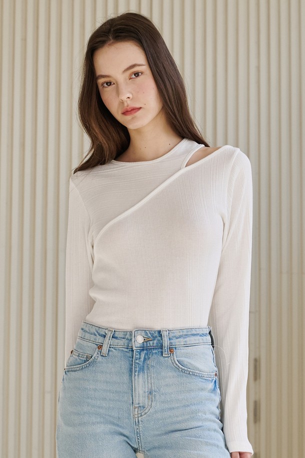 NOUVE - 긴소매 티셔츠 - 컷아웃 언발 롱슬리브 티셔츠 - 화이트 / Cut Out Unbal Longsleeve T-Shirts - White