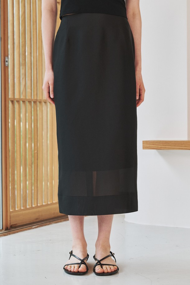 시스루 레이어드 스커트 - 블랙은 여성스러운 무드를 연출하는 데일리 스커트입니다. 얇고 부드러운 폴리에스테르 소재로 제작되어 여름철 시원하게 착용 가능하며, 미니멀한 디자인과 H라인 핏으로 시크한 스타일을 완성합니다. 시스루 레이어드 디테일이 돋보이며, 데이트룩이나 카페룩에 잘 어울립니다. 약간의 신축성으로 편안한 착용감을 선사하는 미디 기장의 블랙 스커트입니다.

