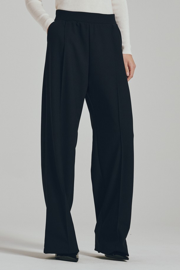 "원턱 밴딩 팬츠 - 딥 네이비"는 편안함과 스타일을 모두 갖춘 여성용 바지입니다. 딥 네이비 컬러의 무지 디자인으로, 출근룩부터 데이트룩까지 다양한 TPO에 활용 가능합니다. 모던, 미니멀, 클래식 스타일을 선호하는 분들께 적합하며, 사계절 내내 착용할 수 있는 중간 두께감의 긴 기장 바지입니다. 릴랙스핏 일자핏으로 편안한 착용감을 선사하며, 밴딩 허리 디자인과 앞턱 디테일이 특징입니다. 폴리에스테르와 스판덱스 혼방 소재로 제작되어 부드러운 촉감과 뛰어난 신축성을 자랑하며, 비침 걱정 없이 클린한 실루엣을 연출합니다.
