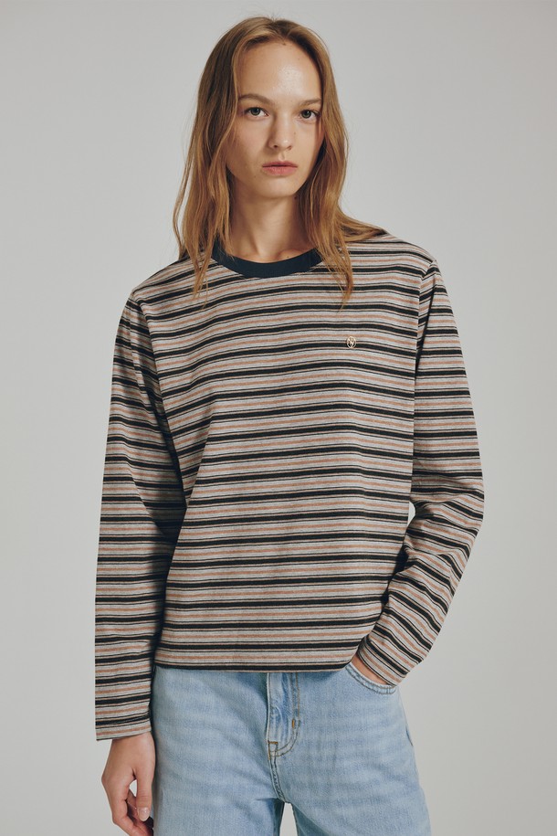 세련된 스타일을 연출하는 스트라이프 롱슬리브 티셔츠입니다. 부드러운 면과 폴리에스테르 혼방 소재로 제작되어 편안한 착용감을 선사합니다. 라운드넥 디자인과 레귤러핏으로 어떤 스타일에도 잘 어울리며, 데이트룩이나 카페룩 등 다양한 TPO에 활용하기 좋습니다. 캐주얼, 미니멀, 클래식 무드를 연출하며, 메탈 로고 디테일이 은은한 포인트를 더합니다. 봄, 가을 시즌에 활용하기 좋은 긴소매 티셔츠로, 모던한 실루엣을 완성합니다.
