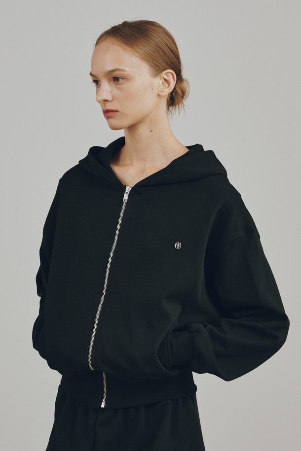 에센셜 후드 집업 - 블랙은 베이직하고 캐주얼한 스타일의 남녀 공용 후드 집업입니다. 면 66%와 폴리에스터 34% 혼방 소재로 제작되어 부드러운 촉감과 적당한 두께감을 자랑하며, 사계절 내내 활용하기 좋습니다. 릴랙스 핏으로 편안한 착용감을 선사하며, 가슴 로고 장식이 디자인의 포인트입니다. 집업 스타일로 간편하게 입고 벗을 수 있으며, 신축성이 있어 활동성 또한 보장합니다. 동네 마실룩이나 집콕룩으로 활용하기 좋은 데일리 아이템입니다.
