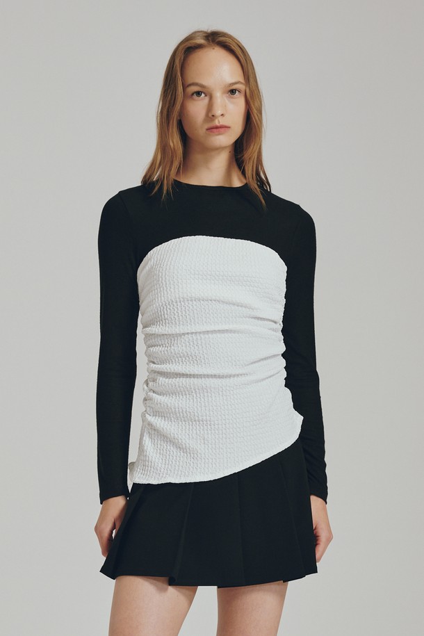 뷔스티에 탑 + 롱 슬리브 세트 - 블랙은 여성 의류 상의로, 일상, 데이트룩, 모임룩에 어울리는 베이직 스타일의 제품입니다. 블랙과 그레이 두 가지 색상으로 출시되었으며, 사계절 내내 착용 가능합니다. 레귤러 핏의 뷔스티에 탑과 리브드 소재의 긴소매 티셔츠가 세트로 구성되어 실용성을 높였습니다. 폴리에스테르, 레이온, 스판덱스 혼방의 부드러운 촉감과 신축성으로 편안한 착용감을 선사하며, 약간의 비침이 있을 수 있습니다. 미니멀, 캐주얼, 클래식 스타일을 즐기는 분들께 추천합니다.
