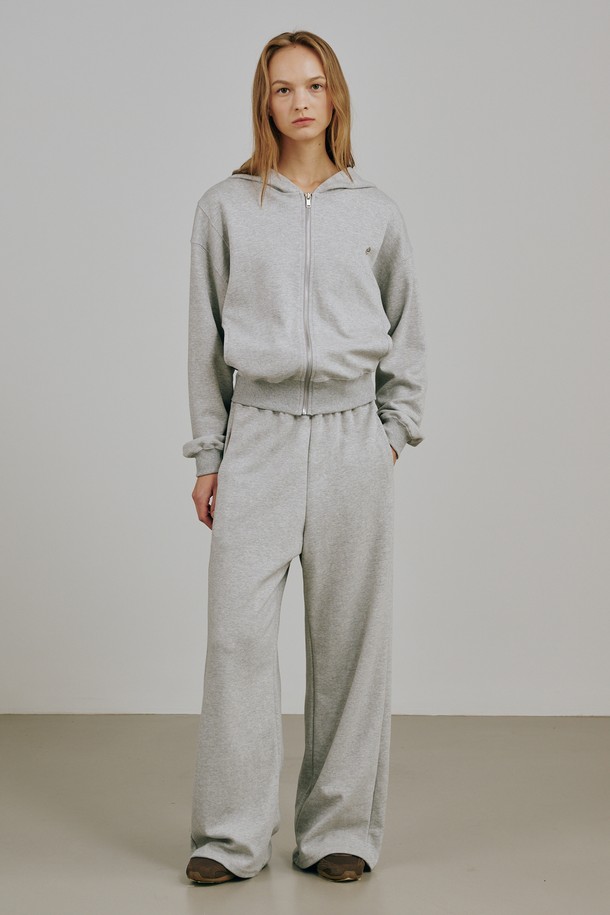 에센셜 후드 집업 셋업 - 멜란지 그레이는 베이직하고 캐주얼한 스타일의 후드 집업입니다. 멜란지 그레이 컬러로 제작되어 어떤 옷에도 쉽게 매치할 수 있으며, 일상생활에서 편안하게 착용하기 좋습니다. 봄, 가을 시즌에 적합하며, 릴랙스 핏으로 편안한 착용감을 선사합니다. 동네 마실룩이나 산책룩으로 활용하기 좋으며, 미니멀한 스타일을 선호하는 분들께 추천합니다.
