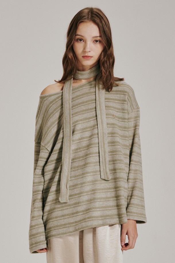 싱그러운 그린 컬러가 돋보이는 스트라이프 스카프 니트 티셔츠입니다. 부드러운 니트 소재로 제작되어 편안한 착용감을 선사하며, 레귤러핏으로 자연스러운 실루엣을 연출합니다. 간절기에 활용하기 좋은 얇은 두께감과 긴 소매 기장으로, 캐주얼한 무드를 더해줍니다. 스카프넥 디자인과 스트라이프 패턴이 만나 미니멀하면서도 클래식한 스타일을 완성합니다. 일상에서 세련된 포인트를 더할 수 있는 여성 니트 티셔츠입니다.
