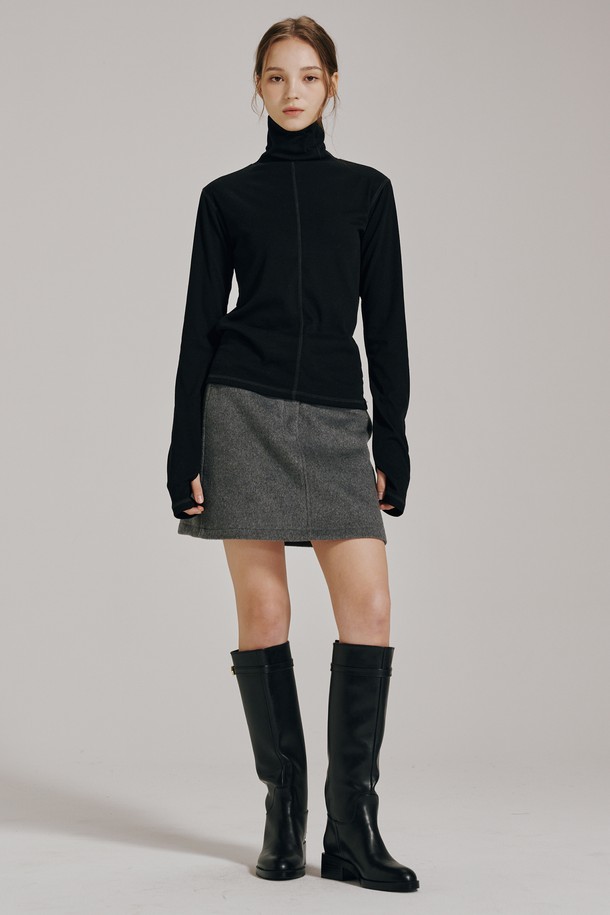 블랙 컬러의 스티치 터틀넥 워머 티셔츠입니다. 부드러운 면 소재로 제작되어 포근한 착용감을 선사하며, 가을/겨울 시즌에 적합합니다. 레귤러핏에 긴소매, 무지 패턴으로 미니멀하고 베이직한 스타일을 연출합니다. 두꺼운 두께감과 보온 기능을 갖춰 추운 날씨에도 따뜻하게 입을 수 있으며, 워머 디테일이 돋보입니다. 클래식하면서도 스타일리시한 룩을 완성해보세요.
