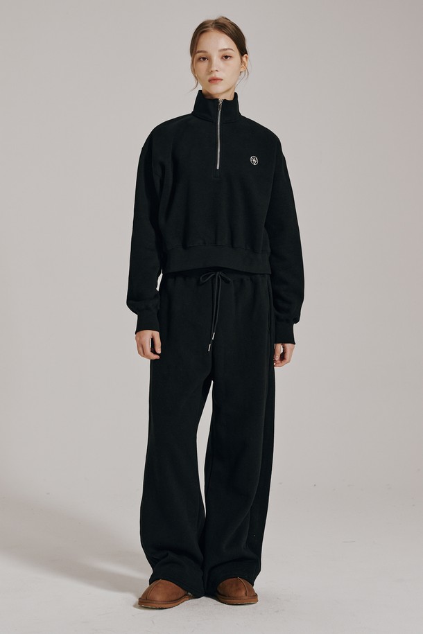 [기모] 하프 집업 크롭 스웻셔츠 셋업 - 블랙은 캐주얼, 스포티한 스타일의 여성 의류입니다. 가을, 겨울에 착용하기 좋은 두꺼운 두께감의 기모 소재로 제작되어 부드러운 촉감을 선사하며, 보온성을 높였습니다. 하프넥 디자인과 크롭 기장의 스웻셔츠 상의와 레귤러핏 하의가 셋업으로 구성되어 있어 집콕룩, 산책룩 등 다양한 일상 상황에서 활용하기 좋습니다. 무지 디자인에 블랙 컬러로 미니멀한 매력을 더하여 어떤 스타일에도 쉽게 매치할 수 있습니다. 긴소매와 집업 여밈 방식으로 편안함과 활동성을 동시에 갖췄습니다.
