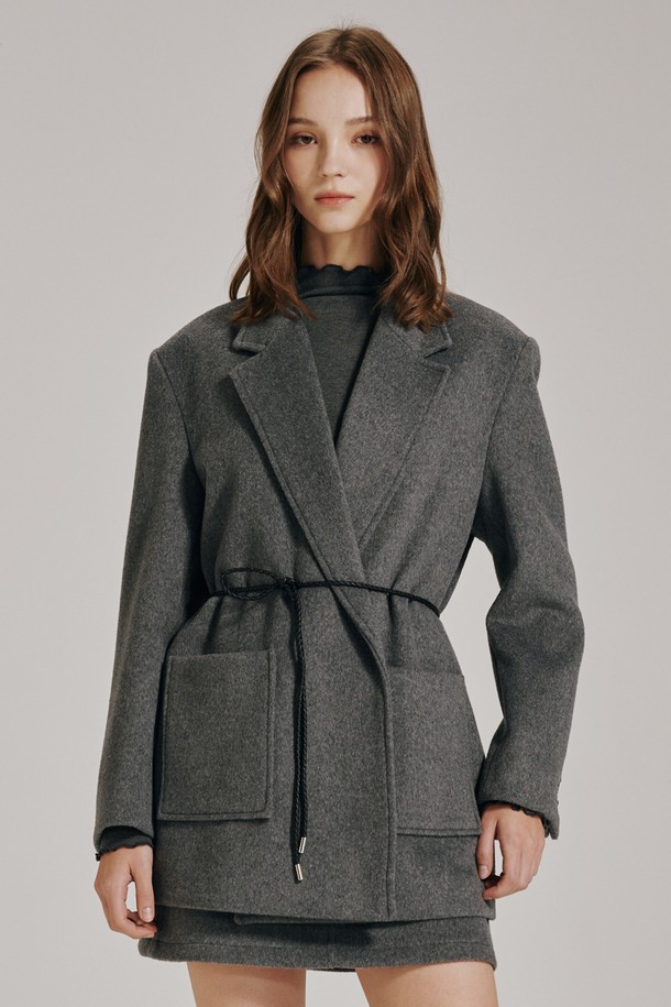 차콜 컬러의 울 벨티드 재킷입니다. 가을과 겨울에 착용하기 좋은 두꺼운 두께감의 오버핏 재킷으로, 벨트 디테일이 허리 라인을 잡아주어 클래식하고 시크한 무드를 연출합니다. 무지 디자인에 긴 소매 기장과 포켓 디테일로 실용성을 더했습니다. 오피스룩, 출근룩, 모임룩 등 다양한 TPO에 활용할 수 있습니다.
