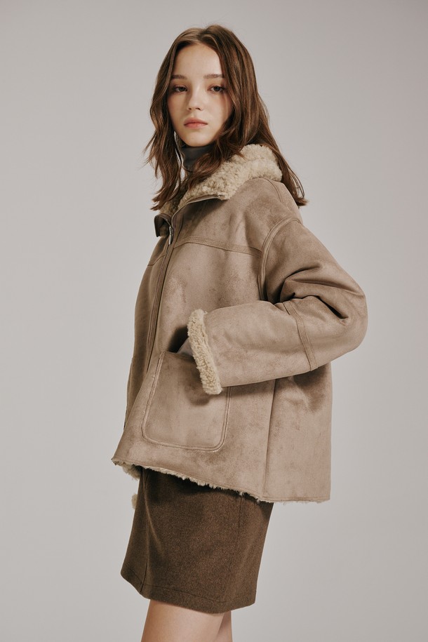 모카 컬러의 리버시블 스웨이드 무스탕입니다. 캐주얼 및 미니멀 스타일을 연출하기 좋으며, 가을과 겨울에 따뜻하게 착용할 수 있습니다. 부드러운 스웨이드 소재로 제작되어 편안한 촉감을 선사하며, 두꺼운 두께감으로 보온성을 높였습니다. 크롭 기장의 레귤러핏 디자인과 집업 여밈 방식으로 간편하게 착용할 수 있습니다. 양면 착용이 가능하여 다양한 스타일을 연출할 수 있는 실용적인 아우터입니다.
