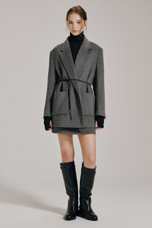 세련된 스타일을 완성하는 울 벨티드 재킷 셋업 - 차콜입니다. 미니멀하고 모던한 무드의 여성 아우터로, 가을과 겨울에 따뜻하게 착용할 수 있습니다. 부드러운 울 소재와 두꺼운 두께감으로 고급스러운 핏을 선사하며, 테일러드 카라와 벨트 세트가 특징입니다. 오버핏 크롭 기장으로 시크한 매력을 더하여 출근룩, 오피스룩, 모임룩 등 다양한 TPO에 활용 가능합니다.
