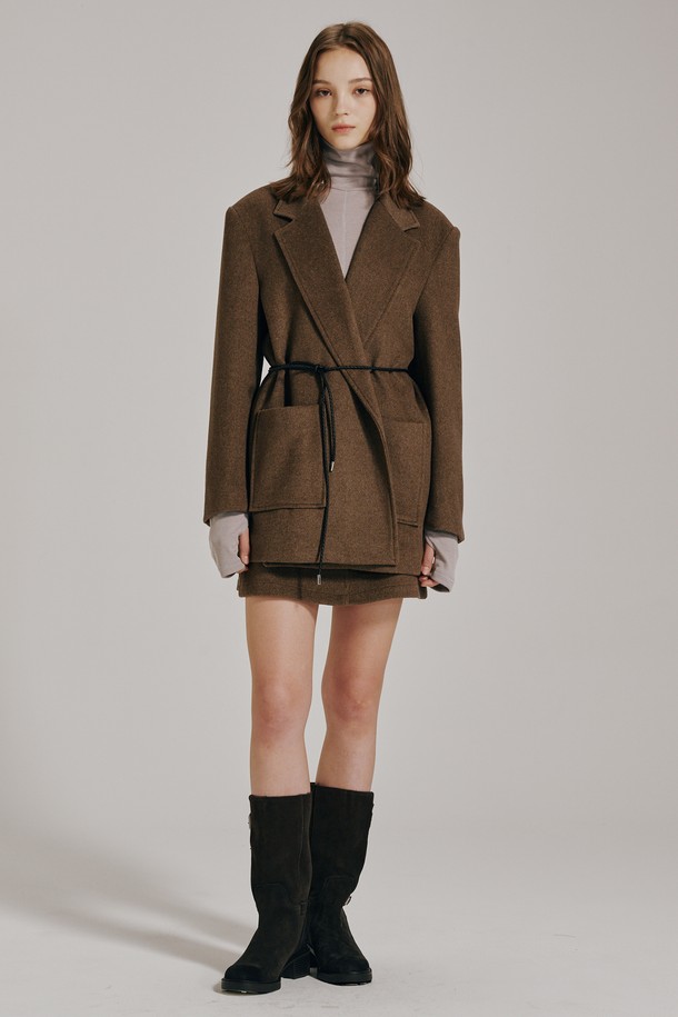 **울 벨티드 자켓 셋업 - 브라운**

세련된 무드의 여성 울 벨티드 자켓 셋업입니다. 가을과 겨울, 두꺼운 울 소재로 따뜻하게 착용할 수 있으며, 레귤러 핏 디자인이 특징입니다. 브라운 컬러의 무지 패턴으로 클래식하고 미니멀한 스타일을 연출합니다. 허리 벨트로 포인트를 주어 시크한 분위기를 더하며, 오피스룩, 출근룩, 모임룩 등 다양한 TPO에 활용 가능합니다. 긴소매 자켓으로 세련된 룩을 완성해 보세요.
