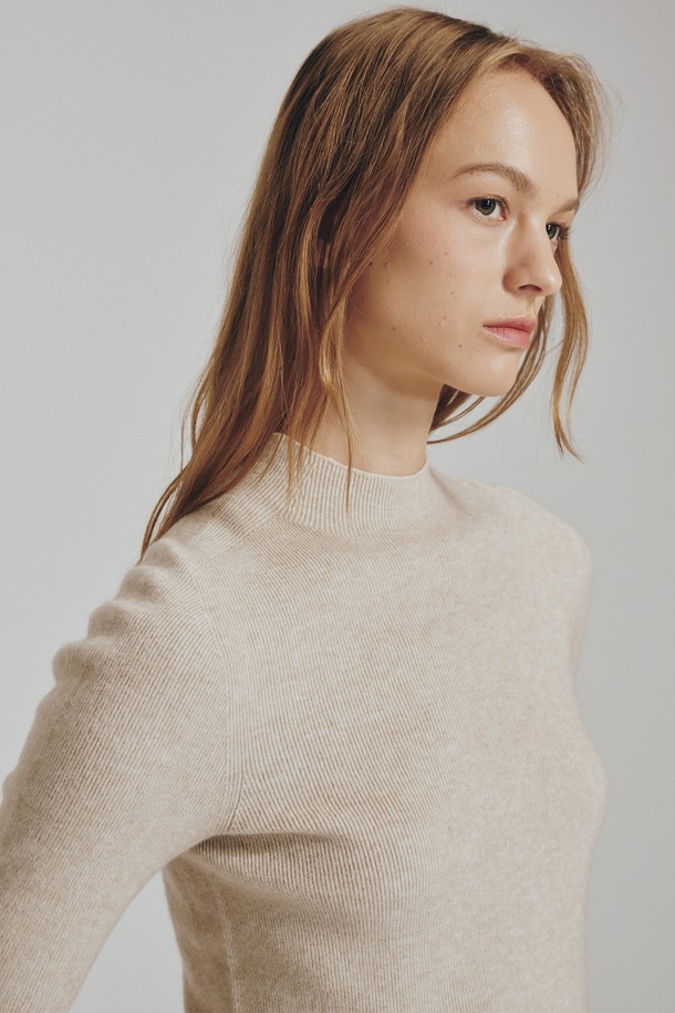 알파카 홀가먼트 하프 슬리브 니트 - 3 컬러는 부드러운 촉감의 알파카 소재로 제작된 여성용 니트입니다. 봄, 여름 시즌에 적합하며, 미니멀하고 베이직한 스타일을 연출합니다. 홀가먼트 공법으로 제작되어 편안한 착용감을 제공하며, 레귤러핏과 하이넥 디자인이 특징입니다. 블랙, 네이비, 베이지 3가지 색상으로 출시되어 다양한 룩에 활용 가능합니다. 얇은 두께감으로 시원하게 착용할 수 있으며, 일상에서 폭넓게 활용하기 좋습니다.
