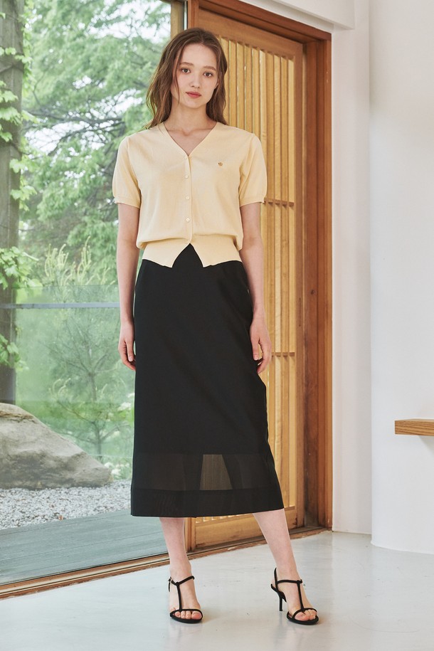 시스루 레이어드 스커트 - 블랙은 여성스러운 무드를 연출하는 데일리 스커트입니다. 얇고 부드러운 폴리에스테르 소재로 제작되어 여름철 시원하게 착용 가능하며, 미니멀한 디자인과 H라인 핏으로 시크한 스타일을 완성합니다. 시스루 레이어드 디테일이 돋보이며, 데이트룩이나 카페룩에 잘 어울립니다. 약간의 신축성으로 편안한 착용감을 선사하는 미디 기장의 블랙 스커트입니다.
