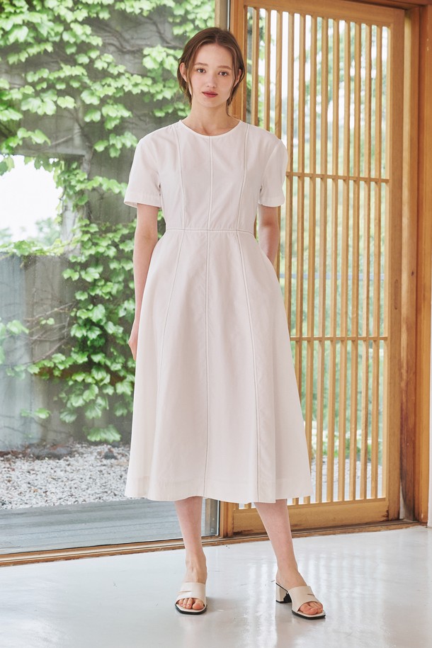 스티치 플레어 드레스 - 화이트는 부드러운 촉감의 나일론, 레이온 혼방 소재로 제작된 여성용 플레어 원피스입니다. 라운드넥 디자인에 반소매 기장이며, 중간 두께감으로 여름철 데일리 및 캐주얼 스타일링에 적합합니다. 스커트 부분 안감 처리가 되어 있으며, 콘트라스트 스티치 디테일이 특징입니다. 카페룩, 쇼핑룩 등 다양한 TPO에 미니멀, 캐주얼, 클래식 스타일로 연출할 수 있습니다.
