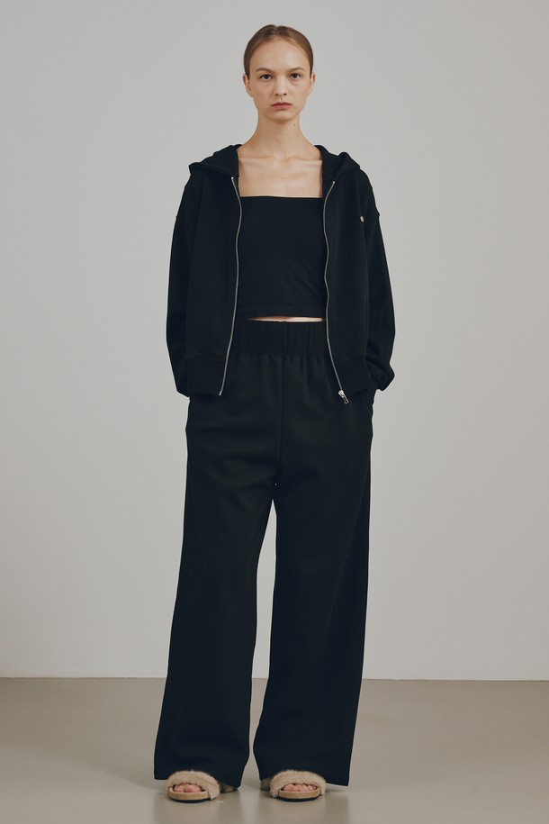 와이드 밴딩 코튼 팬츠는 편안함과 스타일을 모두 갖춘 데일리 팬츠입니다. 블랙과 멜란지 그레이 두 가지 색상으로 출시되어 어떤 상의와도 쉽게 매치할 수 있습니다. 면과 폴리에스테르 혼방 소재로 제작되어 부드러운 촉감과 적당한 두께감으로 사계절 내내 활용 가능합니다. 와이드 핏에 밴딩 허리 디자인으로 편안한 착용감을 제공하며, 신축성 있는 소재가 활동성을 높여줍니다.  Essential 후디 집업과 함께 세트로 착용하여 더욱 스타일리시한 룩을 연출할 수 있습니다.
