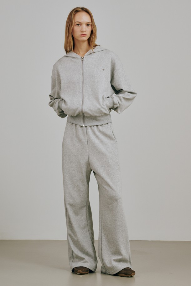 와이드 밴딩 코튼 팬츠는 멜란지 그레이 색상의 편안한 착용감을 선사하는 바지입니다. 밴딩 허리 디자인과 와이드 핏으로 편안함과 스타일을 동시에 잡았습니다. 면과 폴리에스테르 혼방 소재로 제작되어 부드러운 촉감과 중간 두께감으로 사계절 내내 활용 가능합니다. 캐주얼, 베이직 스타일로 데일리룩에 적합하며, 특히 동네 마실룩, 집콕룩, 여행룩에 잘 어울립니다. Essential Hood Zip Up (에센셜 후드 집업)과 함께 세련된 세트 스타일링을 연출할 수 있습니다.
