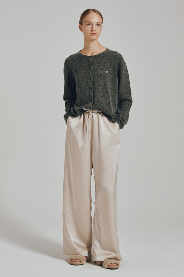 라이트 베이지 컬러의 새틴 밴딩 팬츠입니다. 부드러운 폴리에스테르 소재로 제작되어 편안한 착용감을 선사하며, 봄, 여름, 가을 시즌에 활용하기 좋습니다. 허리 스트링 디테일과 신축성 있는 허리 밴딩으로 편안함과 스타일을 동시에 잡았습니다. 와이드 핏과 웨이브라이크 실루엣이 캐주얼하면서도 세련된 무드를 연출하며, 동네 마실룩, 카페룩, 여행룩 등 다양한 TPO에 매치하기 좋습니다. 미니멀, 클래식 스타일을 즐겨 입는 여성분들께 추천합니다.
