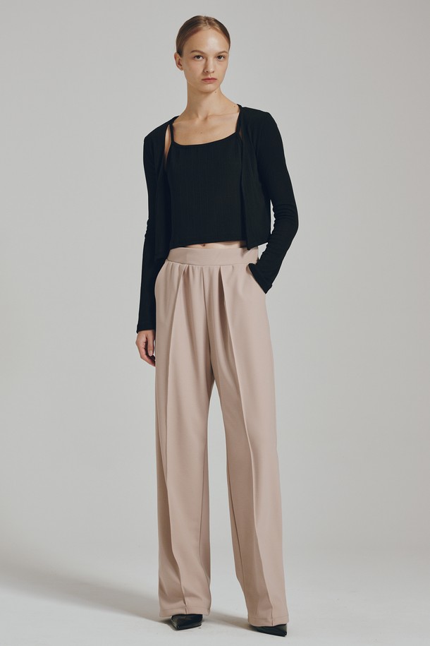 라이트 베이지 컬러의 원턱 밴딩 팬츠는 여성들을 위한 편안하고 스타일리시한 데일리 팬츠입니다. 봄, 가을 시즌에 적합하며, 미니멀하고 베이직한 스타일을 연출할 수 있습니다. 부드러운 폴리에스테르와 스판덱스 혼방 소재로 제작되어 신축성이 뛰어나고 편안한 착용감을 제공합니다. 허리 밴딩과 원턱 디테일로 활동성을 높였으며, 깔끔한 루즈핏 실루엣을 선사합니다. 동네 마실룩, 카페룩 등 다양한 TPO에 활용하기 좋으며, 미니멀, 캐주얼, 클래식 스타일을 즐기는 분들께 추천합니다.
