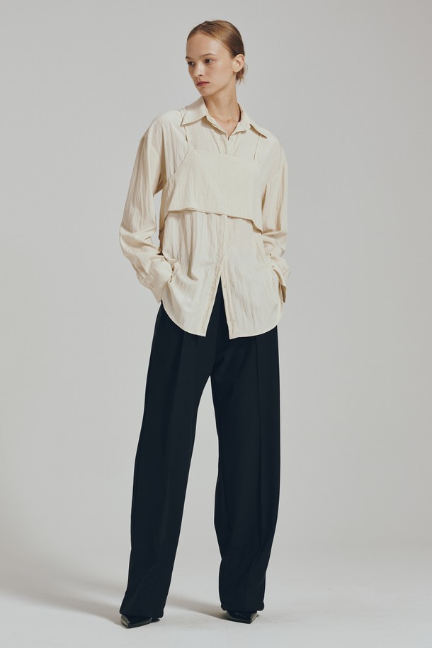 "원턱 밴딩 팬츠 - 딥 네이비"는 편안함과 스타일을 모두 갖춘 여성용 바지입니다. 딥 네이비 컬러의 무지 디자인으로, 출근룩부터 데이트룩까지 다양한 TPO에 활용 가능합니다. 모던, 미니멀, 클래식 스타일을 선호하는 분들께 적합하며, 사계절 내내 착용할 수 있는 중간 두께감의 긴 기장 바지입니다. 릴랙스핏 일자핏으로 편안한 착용감을 선사하며, 밴딩 허리 디자인과 앞턱 디테일이 특징입니다. 폴리에스테르와 스판덱스 혼방 소재로 제작되어 부드러운 촉감과 뛰어난 신축성을 자랑하며, 비침 걱정 없이 클린한 실루엣을 연출합니다.
