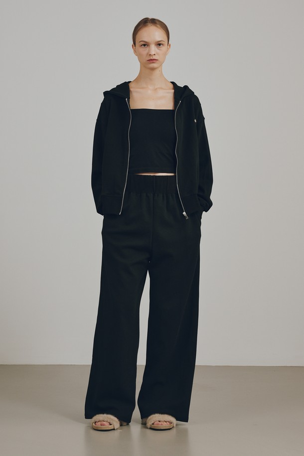 에센셜 후드 집업 - 블랙은 베이직하고 캐주얼한 스타일의 남녀 공용 후드 집업입니다. 면 66%와 폴리에스터 34% 혼방 소재로 제작되어 부드러운 촉감과 적당한 두께감을 자랑하며, 사계절 내내 활용하기 좋습니다. 릴랙스 핏으로 편안한 착용감을 선사하며, 가슴 로고 장식이 디자인의 포인트입니다. 집업 스타일로 간편하게 입고 벗을 수 있으며, 신축성이 있어 활동성 또한 보장합니다. 동네 마실룩이나 집콕룩으로 활용하기 좋은 데일리 아이템입니다.
