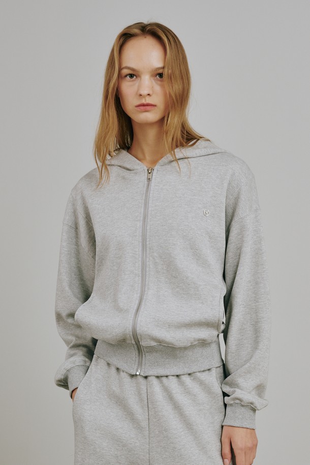 **에센셜 후드 집업 - 멜란지 그레이**는 부드러운 촉감의 릴랙스 핏 후드 집업입니다. 면 66%와 폴리에스터 34% 혼방 소재로 제작되어 사계절 내내 활용 가능합니다. 가슴 부분의 로고 장식이 포인트이며, 안감은 없습니다. 무지 디자인에 멜란지 그레이 컬러로 어떤 스타일에도 잘 어울립니다. 일상, 집콕, 산책 등 다양한 TPO에 캐주얼하고 미니멀하게 연출하기 좋습니다.
