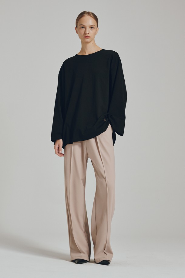 블랙 색상의 롱슬리브 오버핏 티셔츠입니다. 면, 폴리에스테르, 스판덱스 혼방 소재로 제작되어 부드러운 촉감과 편안한 착용감을 제공합니다. 라운드넥 디자인에 긴 소매 기장으로, 봄, 가을, 겨울 다양한 계절에 활용 가능합니다. 베이직하고 미니멀한 스타일로, 박스핏 실루엣과 프리미엄 립 마감 디테일이 돋보입니다. 겨울 데일리룩에 활용하기 좋은 아이템입니다.
