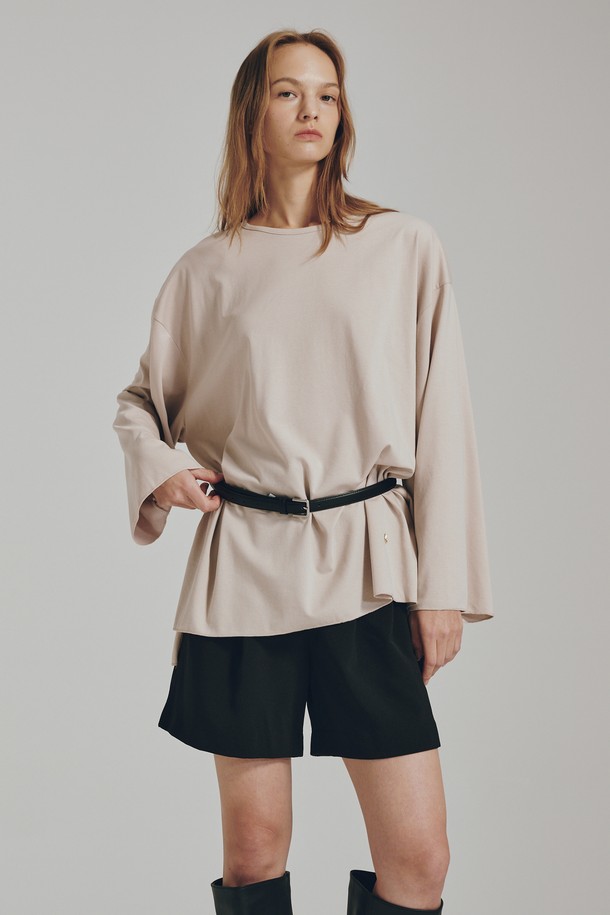 라이트 베이지 색상의 롱슬리브 오버핏 티셔츠입니다. 부드러운 촉감의 프리미엄 코튼 혼방 원단으로 제작되어 편안한 착용감을 선사합니다. 베이직하고 미니멀한 스타일로, 다양한 룩에 활용하기 좋습니다. 라운드넥에 긴소매 디자인이며, 중간 두께감으로 간절기부터 초겨울까지 착용하기 좋습니다. 인터록 마감 처리로 깔끔하며 모던한 실루엣을 연출합니다.
