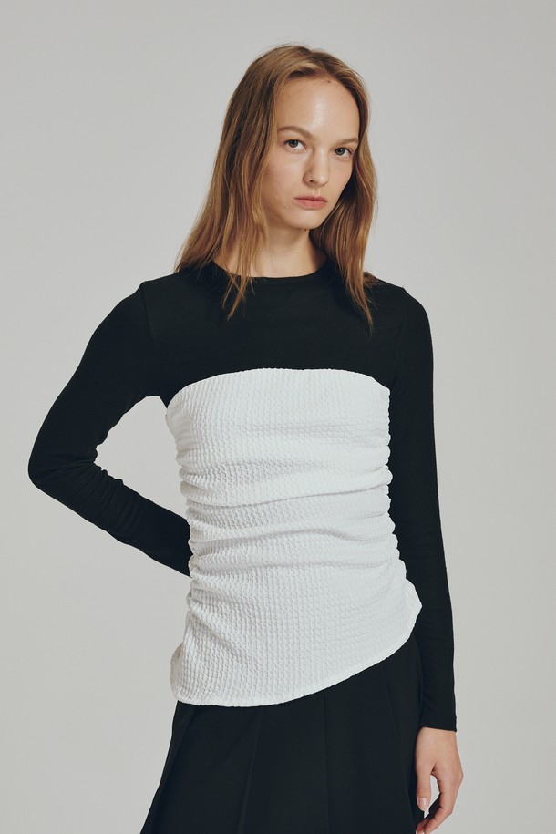 뷔스티에 탑 + 롱 슬리브 세트 - 블랙은 여성 의류 상의로, 일상, 데이트룩, 모임룩에 어울리는 베이직 스타일의 제품입니다. 블랙과 그레이 두 가지 색상으로 출시되었으며, 사계절 내내 착용 가능합니다. 레귤러 핏의 뷔스티에 탑과 리브드 소재의 긴소매 티셔츠가 세트로 구성되어 실용성을 높였습니다. 폴리에스테르, 레이온, 스판덱스 혼방의 부드러운 촉감과 신축성으로 편안한 착용감을 선사하며, 약간의 비침이 있을 수 있습니다. 미니멀, 캐주얼, 클래식 스타일을 즐기는 분들께 추천합니다.
