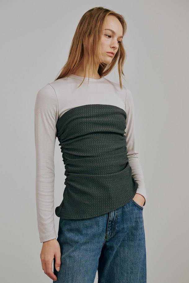 뷔스티에 탑 + 롱 슬리브 세트 - 그레이는 모던하고 베이직한 스타일을 추구하는 여성들을 위한 상의 세트입니다. 슬림 핏의 크롭 기장 뷔스티에 탑과 긴소매 롱 슬리브가 함께 구성되어 사계절 내내 활용 가능합니다. 부드러운 촉감의 폴리에스테르, 레이온, 스판덱스 혼방 소재로 제작되었으며, 립 디테일과 실리콘 마감 처리가 돋보입니다. 무지 디자인에 스퀘어넥 라인으로 세련된 느낌을 더하며, 데이트룩, 모임룩, 카페룩 등 다양한 TPO에 맞춰 미니멀, 클래식, 시크한 스타일을 연출할 수 있습니다. 단품으로도 착용 가능하여 실용성을 높였습니다.
