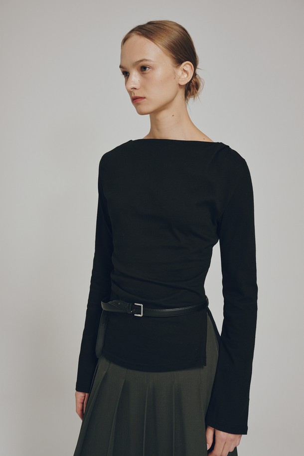 보트넥 드레이프 티셔츠 - 블랙은 여성스러운 실루엣을 강조하는 티셔츠입니다. 부드럽게 드레이핑된 디테일이 특징이며, 사이드 지퍼로 포인트를 더했습니다. 봄, 여름, 가을 시즌에 착용하기 좋으며, 레귤러 핏으로 편안하게 몸에 감기는 착용감을 선사합니다. 면 소재로 제작되어 탄탄한 촉감을 느끼실 수 있으며, 모던하고 우아한 스타일을 연출합니다. 데이트룩, 미니멀, 클래식, 시크 스타일을 즐겨 입는 여성분들께 추천합니다.
