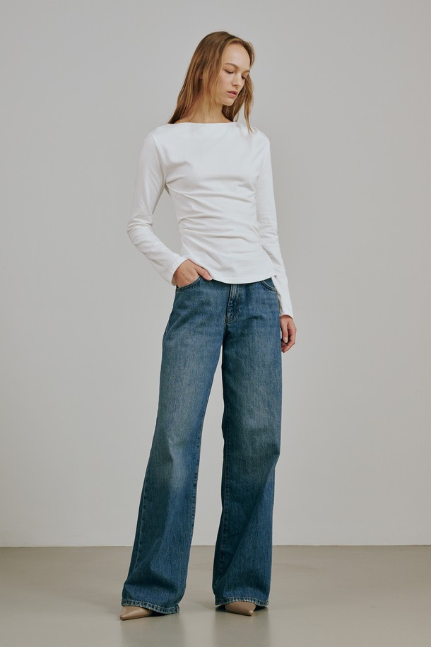 보트넥 드레이프 티셔츠는 여성스러운 실루엣을 연출하는 화이트 컬러의 티셔츠입니다. 부드러운 면 소재로 제작되어 편안한 착용감을 선사하며, 봄, 여름, 가을 계절에 활용하기 좋습니다. 보트넥 라인과 드레이프 디테일이 특징이며, 사이드 지퍼 디테일로 포인트를 더했습니다. 레귤러핏으로 제작되었으며 약간의 비침과 신축성이 있어 활동성을 높였습니다. 데이트룩, 카페룩, 모임룩 등 다양한 TPO에 미니멀하고 클래식한 스타일을 연출할 수 있습니다.
