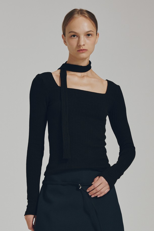 **스퀘어 넥 스카프 티셔츠 - 블랙**

세련된 무드의 스퀘어 넥 스카프 티셔츠입니다. 모던한 스타일의 여성 의류로, 블랙 색상과 레귤러핏, 긴소매 기장으로 제작되었습니다. 부드러운 촉감의 폴리에스테르 및 스판덱스 혼방 소재로 제작되어 신축성이 뛰어나고 편안한 착용감을 선사합니다. 데이트룩, 모임룩, 카페룩 등 다양한 TPO에 어울리며 미니멀, 클래식, 시크한 스타일을 연출하기 좋습니다. 얇은 두께감과 통기성이 좋아 사계절 내내 활용 가능하며, 무지 디자인으로  다양한 하의와 매치하기 용이합니다.
