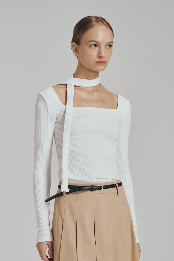 **스퀘어 넥 스카프 티셔츠 - 아이보리**

부드러운 촉감의 골지 소재로 제작된 여성용 티셔츠입니다. 스퀘어 넥 디자인과 긴 소매 기장으로 세련된 느낌을 더하며, 일상, 데이트룩 또는 카페룩에 활용하기 좋습니다. 봄, 여름 시즌에 어울리는 레귤러핏의 아이보리 컬러 티셔츠로, 스카프 세트 구성으로 다양한 스타일 연출이 가능합니다. 신축성 있는 폴리에스테르, 면, 레이온, 스판덱스 혼방 소재로 편안하게 착용할 수 있으며, 밴드로 보강된 네크라인이 특징입니다. 미니멀, 캐주얼, 클래식 스타일을 즐겨 입는 여성분들께 추천합니다.
