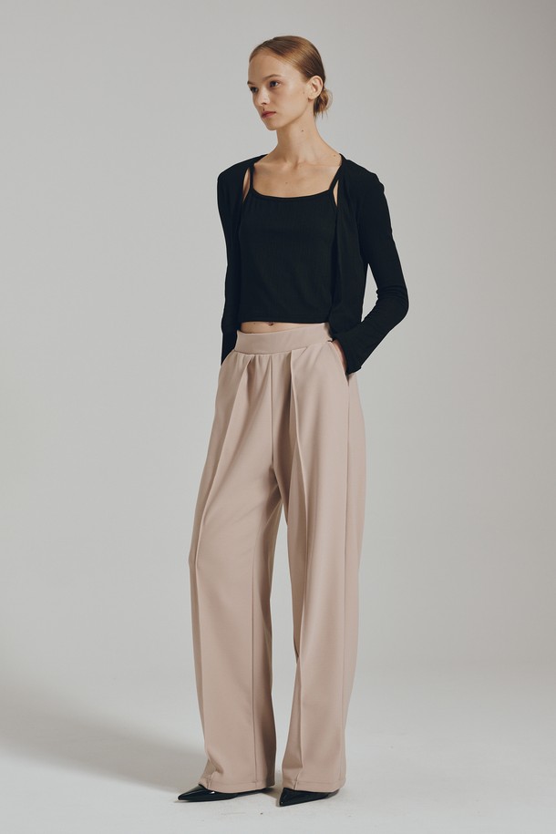 소프트 가디건 슬리브리스 셋트 - 블랙은 부드러운 촉감과 얇은 두께감으로 편안하게 착용할 수 있는 여성 의류 세트입니다. 모던하고 페미닌한 무드를 연출하며, 사계절 내내 활용 가능한 실용적인 아이템입니다. 블랙 컬러의 무지 디자인으로 어떤 스타일에도 쉽게 매치할 수 있으며, 레귤러 핏으로 안정적인 핏을 선사합니다. 가디건과 스퀘어넥 슬리브리스 탑으로 구성되어, 데이트룩이나 모임룩 등 다양한 TPO에 맞춰 스타일링할 수 있습니다. 신축성이 있어 활동성이 좋고, 약간의 비침과 통기성이 우수하여 쾌적한 착용감을 제공합니다. 미니멀하고 클래식한 스타일을 선호하는 분들께 추천합니다.
