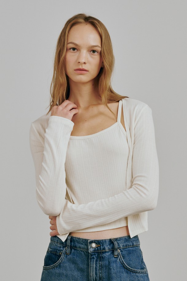 소프트 가디건 슬리브리스 세트 - 블랙은 페미닌하고 모던한 스타일을 연출하는 여성 의류 세트입니다. 부드러운 촉감의 폴리에스테르와 스판덱스 혼방 소재로 제작되어 신축성이 뛰어나 편안한 착용감을 선사합니다. 사계절 내내 활용 가능한 얇은 두께감과 통기성 좋은 소재로 제작되었으며, 크롭 기장의 가디건과 민소매 디자인으로 세련된 분위기를 더합니다. 데이트룩, 카페룩, 모임룩 등 다양한 TPO에 맞춰 미니멀, 클래식, 로맨틱한 스타일링을 완성해보세요. 무지 패턴의 슬림핏 디자인으로 어떤 옷에도 쉽게 매치할 수 있습니다.
