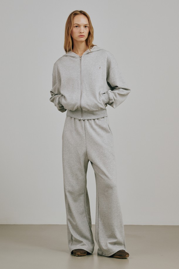 에센셜 후드 집업 셋업 - 멜란지 그레이는 베이직하고 캐주얼한 스타일의 후드 집업입니다. 멜란지 그레이 컬러로 제작되어 어떤 옷에도 쉽게 매치할 수 있으며, 일상생활에서 편안하게 착용하기 좋습니다. 봄, 가을 시즌에 적합하며, 릴랙스 핏으로 편안한 착용감을 선사합니다. 동네 마실룩이나 산책룩으로 활용하기 좋으며, 미니멀한 스타일을 선호하는 분들께 추천합니다.
