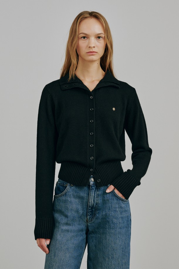 **터틀넥 울 가디건 - 블랙**

부드러운 촉감의 터틀넥 울 가디건입니다. 봄, 가을, 겨울 계절에 착용하기 좋으며, 캐주얼하면서도 모던한 스타일을 연출합니다. 레귤러 핏으로 편안하게 착용 가능하며, 버튼업 스타일로 칼라를 접어 다양한 연출이 가능합니다. 블랙 컬러에 무지 디자인으로 어떤 옷에도 쉽게 코디할 수 있으며, 출근룩이나 겨울 데일리룩으로 활용하기 좋습니다. 신축성이 있어 활동성이 좋고, 비침 걱정 없이 착용할 수 있습니다.
