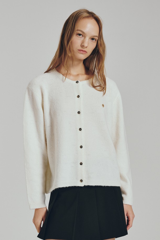 아이보리 컬러의 울 라운드 소프트 가디건입니다. 부드러운 촉감과 가벼운 착용감으로 편안하게 즐길 수 있으며, 봄, 가을, 겨울 계절에 폭넓게 활용 가능합니다. 라운드 넥과 레귤러 핏으로 미니멀하고 모던한 스타일을 연출하며, 데이트룩, 카페룩 등 다양한 TPO에 잘 어울립니다. 울 혼방 소재로 고급스러운 외관을 자랑하며,  무지 디자인으로 어떤 옷에도 쉽게 매치할 수 있습니다. 베이직하면서도 세련된 분위기를 연출하여 데일리룩으로 활용하기 좋습니다.
