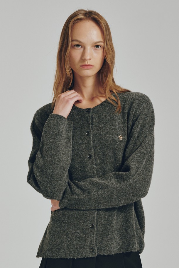 울 라운드 소프트 가디건 - 멜란지 그레이는 부드러운 촉감과 뛰어난 착용감을 자랑하는 여성용 가디건입니다. 멜란지 그레이 컬러로 어떤 옷에도 잘 어울리며, 베이직하고 미니멀한 스타일을 연출할 수 있습니다. 봄, 가을, 겨울, 세 계절 모두 활용 가능한 긴 소매 기장의 레귤러 핏 제품입니다. 프리미엄 울 혼방사를 사용하여 신축성이 좋고, 비침 걱정 없이 포근하게 착용할 수 있습니다. 겨울 데일리룩에 미니멀, 클래식, 캐주얼 스타일을 더해보세요.
