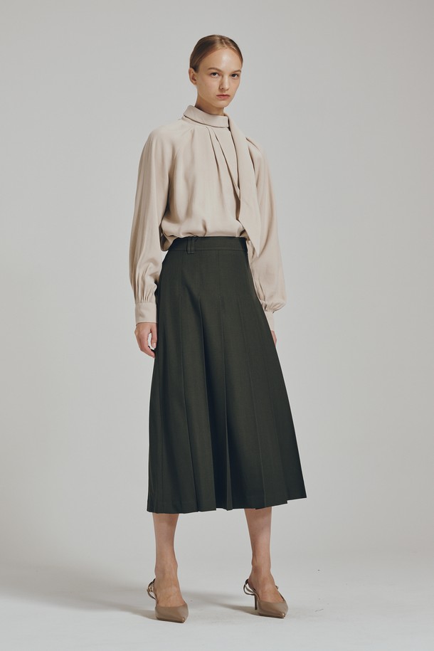 투턱 스카프 블라우스 - 베이지는 우아하고 클래식한 무드를 선사하는 여성 블라우스입니다. 레이온과 폴리에스테르 혼방 소재로 제작되어 부드러운 촉감을 느끼실 수 있으며, 봄, 가을에 착용하기 좋습니다. 루즈핏의 긴소매 디자인에 스카프넥이 더해져 세련된 분위기를 연출하며, 투턱 디테일이 은은한 포인트를 더합니다. 오피스룩, 모임룩, 데이트룩 등 다양한 TPO에 활용 가능하며, 미니멀, 클래식, 로맨틱 스타일을 즐겨 입는 분들께 추천합니다. 베이지 컬러는 어떤 하의와도 잘 어울려 활용도가 높습니다.
