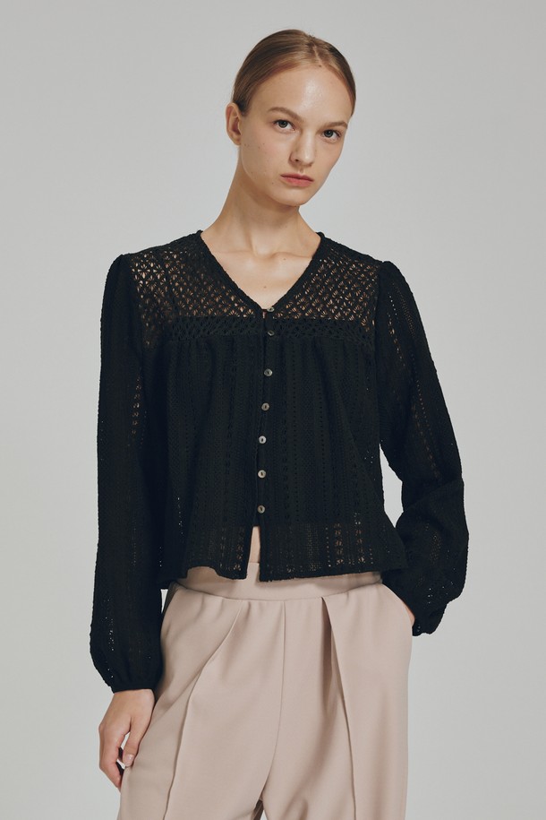 블랙 브이넥 펀칭 블라우스는 여성스러운 분위기를 연출하는 상의입니다. 봄, 여름에 어울리는 레귤러 핏의 긴소매 블라우스로, 브이넥 디자인과 펀칭 디테일이 특징입니다. 폴리에스테르와 면 혼방 소재로 제작되어 부드러운 촉감과 통기성을 제공하며, 중간 두께감으로 편안하게 착용할 수 있습니다. 데이트룩, 카페룩 등 다양한 TPO(Time, Place, Occasion)에 활용 가능하며, 클래식, 미니멀, 시크 스타일을 선호하는 분들께 추천합니다. 신축성은 거의 없으며, 반투명하여 은은한 멋을 더합니다.
