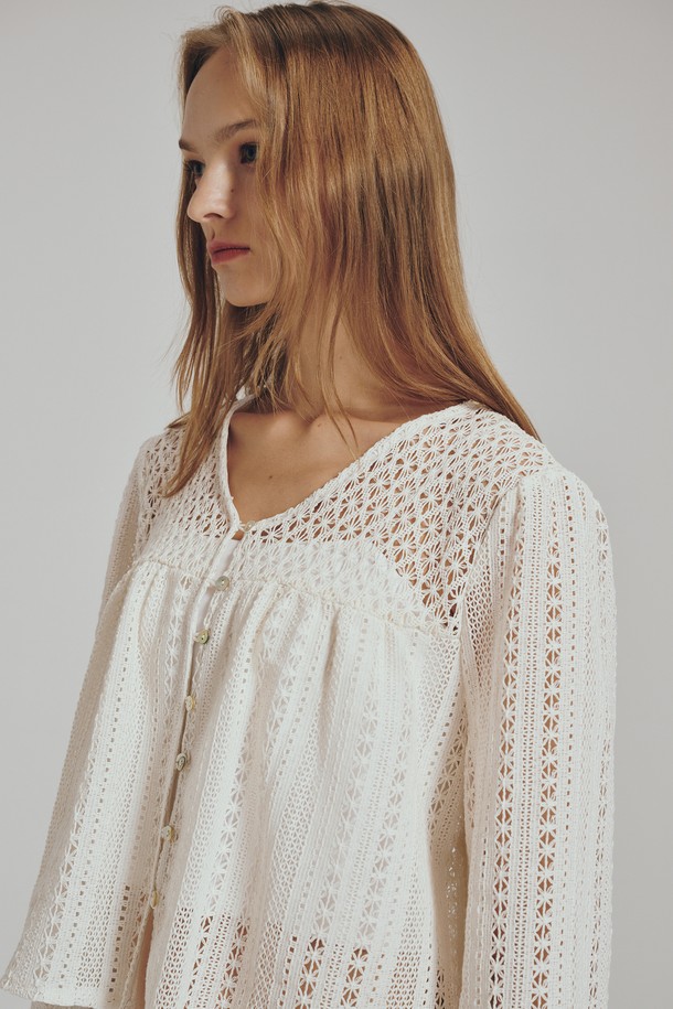 크림 컬러의 브이넥 펀칭 블라우스는 여성스러운 스타일을 강조하는 상의입니다. 봄, 여름 계절에 어울리는 디자인으로, 페미닌하고 베이직한 스타일을 선호하는 분들께 적합합니다. 레귤러 기장의 긴소매 블라우스로, 부드러운 촉감의 폴리에스테르와 면 혼방 소재로 제작되어 편안하게 착용할 수 있습니다. 펀칭과 레이스 디테일이 돋보이며, 브이넥 라인으로 여성스러운 분위기를 더했습니다. 데이트룩, 카페룩, 모임룩 등 다양한 TPO에 클래식하고 미니멀한 스타일을 연출해보세요.
