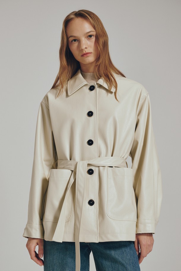 벨티드 레더 재킷 - 크림은 여성 고객을 위한 아우터입니다. 봄, 가을에 적합하며, 미니멀하고 클래식한 스타일을 연출합니다. 부드러운 폴리우레탄과 레이온 혼방 소재로 제작되었으며, 중간 두께감으로 편안하게 착용할 수 있습니다. 릴랙스 핏에 7부 소매 기장, 싱글 버튼 여밈, 벨트 디테일, 넓은 포켓, 하단 골드 로고, 안감 처리, 신축성 없음 등의 특징을 갖췄습니다. 데이트룩, 모임룩에 잘 어울리며, 클래식, 미니멀, 시크한 스타일을 완성합니다.
