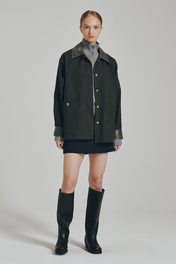 다크 그레이 컬러의 코튼 레더 워크 재킷입니다. 봄, 가을에 착용하기 좋은 이 재킷은 캐주얼, 베이직 스타일을 연출하기에 적합하며, 데이트룩, 가을 나들이룩에 매치하기 좋습니다. 고밀도 코튼 원단과 바이오워싱 가공, 고급 메탈 버튼, 레더 디테일이 돋보입니다. 릴랙스 핏에 중간 두께감으로 편안한 착용감을 선사하며, 부드러운 촉감이 특징입니다. 무지 디자인에 넉넉한 핏으로 어떤 스타일에도 잘 어울립니다.
