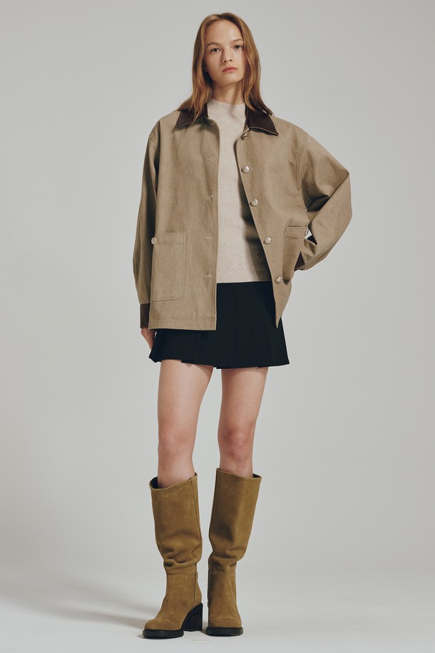 코튼 레더 워크 재킷 - 베이지는 여성용 아우터로, 봄, 가을에 적합한 워크 재킷입니다. 부드러운 촉감의 면과 인조 가죽 소재로 제작되었으며, 릴랙스 핏의 중간 두께감으로 편안하게 착용할 수 있습니다. 캐주얼, 베이직 스타일을 연출하기 좋으며, 데이트룩, 쇼핑룩에 매치하기 좋습니다. 메탈 버튼 디테일과 레더 트림 장식이 포인트이며, 무지 디자인에 하프 기장으로 다양한 스타일링이 가능합니다.
